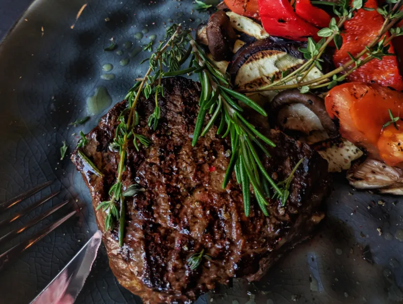 STEAK COM LEGUMES FRITOS
